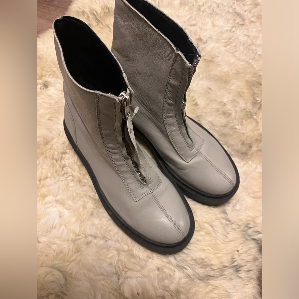 NWOT Oniyigo genuine leather boots